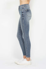 Load image into Gallery viewer, Judy Blue Full Size Tummy Control Contrast Wash Skinny Jeans