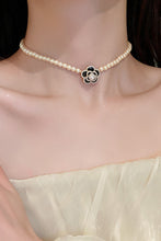 Load image into Gallery viewer, Flower Pearl Necklace