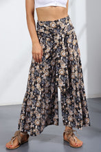 Load image into Gallery viewer, Printed Tie-Front Culottes